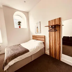 Luxury Studio: City Centre Retreat Apartment
